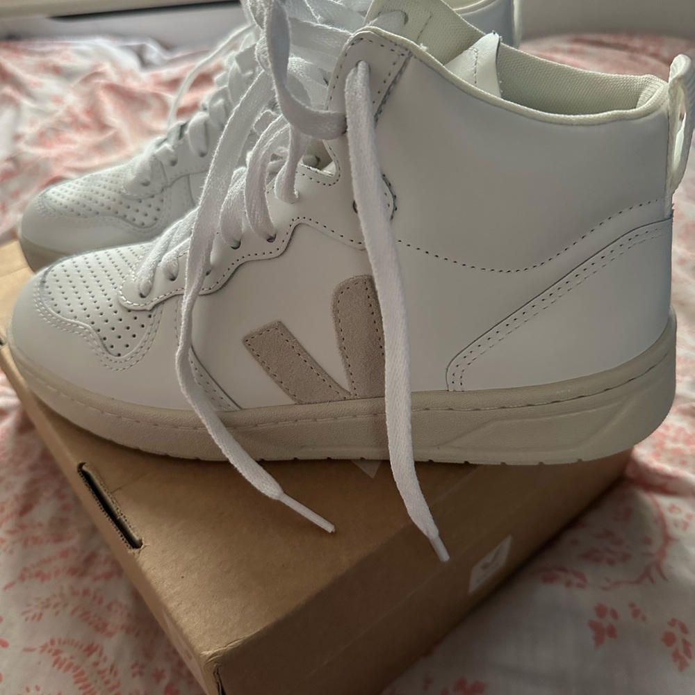 NIB Veja V-15 White Hi - Top Sneaker 7